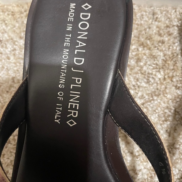 NWOT Donald J. Pliner Black Sandals With Colorful Floral Details - Picture 4 of 10